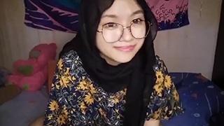 Hijab Berkacamata Belajar Colmek
